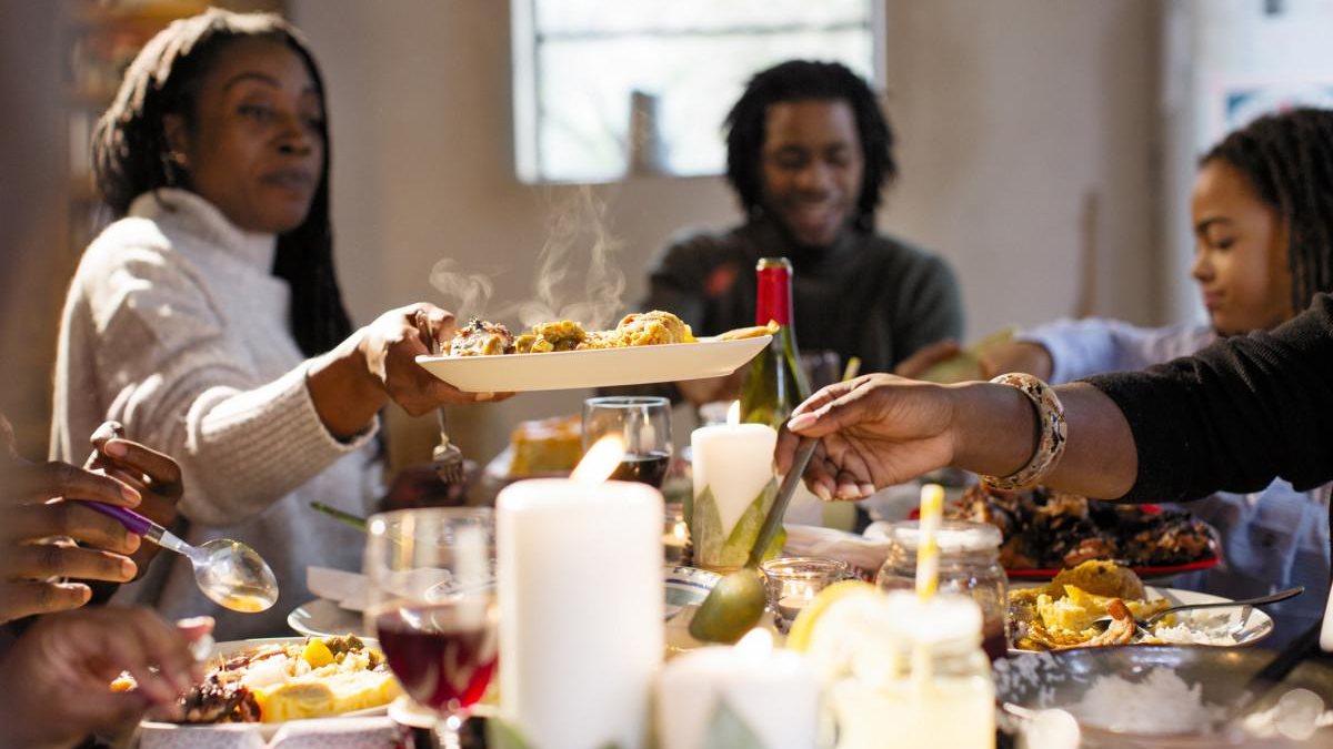 Família reunida para comer juntos - Getty Images