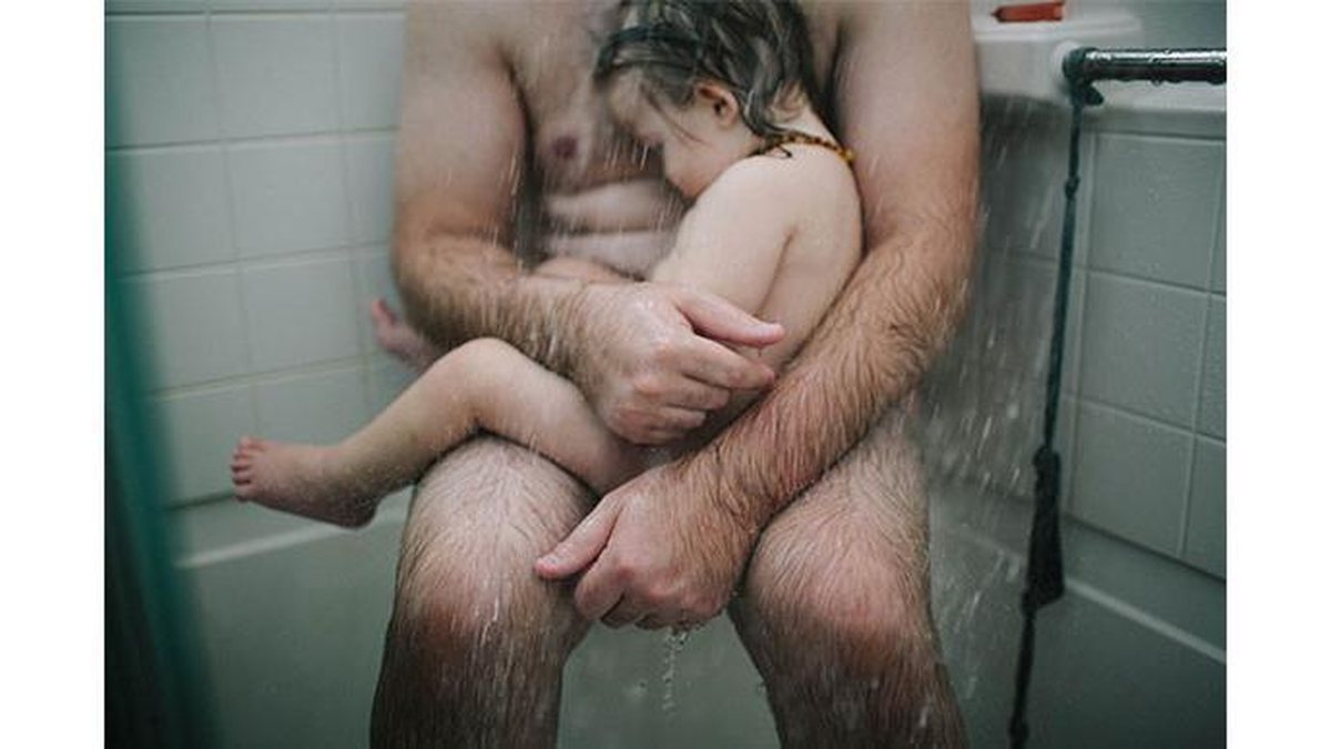 foto-pai-filho-chuveiro - (Imagem: Reprodução Facebook / Heather Whitten)