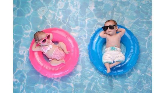 baby-twin-boy-and-girl-floating-on-swim-rings-picture-id628951466 - Foto: Istock