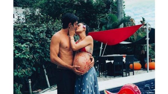 Isis e o marido André Resende comemorando o nono mês de gestação - reprodução / Instagram @isisvalverde