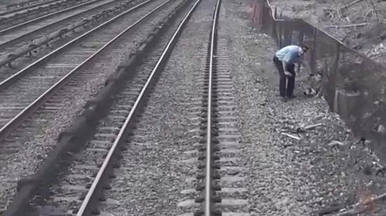 Menino é resgatado por maquinista em trilhos de trem - Reprodução/Youtube MTA