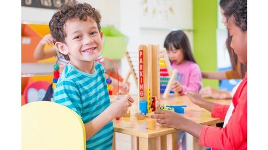kindergarten-students-smile-when-playing-toy-in-playroom-at-preschool-picture-id836871426 - Incentive seu filho a realizar novas atividades (iStock)