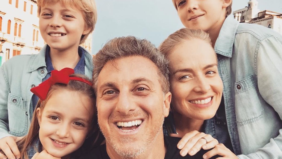Angelica com o marido Luciano Huck e os filhos Joaquim, Benício e Eva - Reprodução/Instagram @angelicaksy