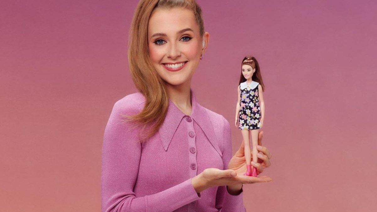 Rose Ayling-Elis, uma atriz britânica com deficiência auditiva, estrela a campanha da nova boneca da Barbie - Reprodução Instagram @rose.a.e