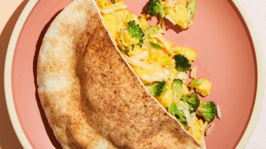 Seu filho pode te ajudar a preparar essa receita com ovo e vegetais - Getty Images