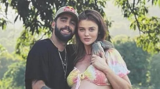 Na reta final da gravidez, Cintia Dicker aparece com barriga enorme ao lado de Pedro Scooby - Reprodução/Instagram