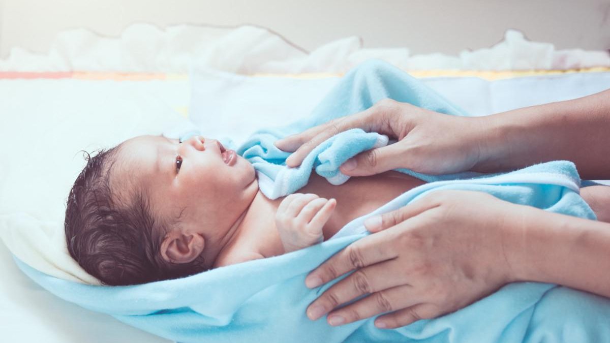 Recém-nascidos normalmente não precisam de mais de um banho por dia - Getty Images