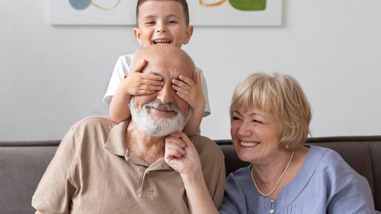 Os avós devem participar da vida dos netos e fazem parte da rede de apoio - iStock