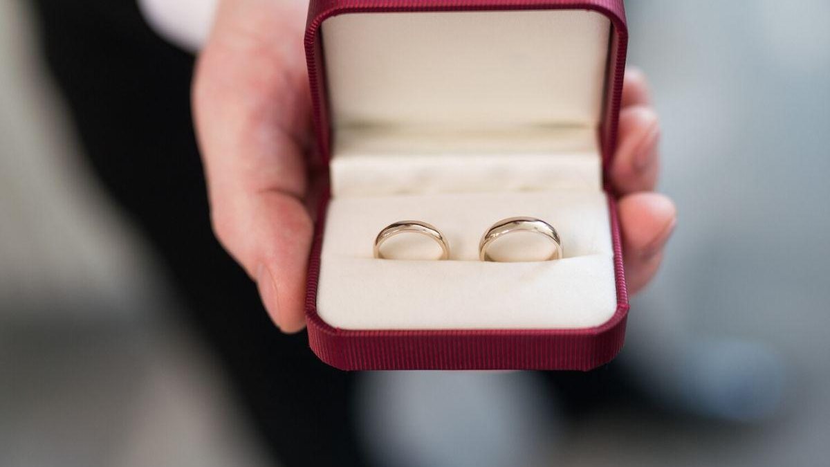 Como assim? Noiva descobre que anel de noivado que havia custado R$59mil era falso - Getty Images