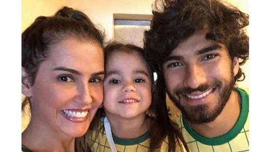 Deborah Secco, o marido Hugo Moura e a filha do casal Maria Flor durante a Copa. - reprodução / Instagram @dedesecco