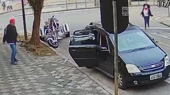 Vídeo mostra momento em que criminosos roubam carro com criança e avó dentro - Reprodução/Youtube