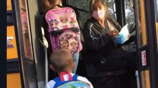 A motorista está distribuindo máscaras para as crianças enquanto discute com a mãe - Reprodução/TikTok