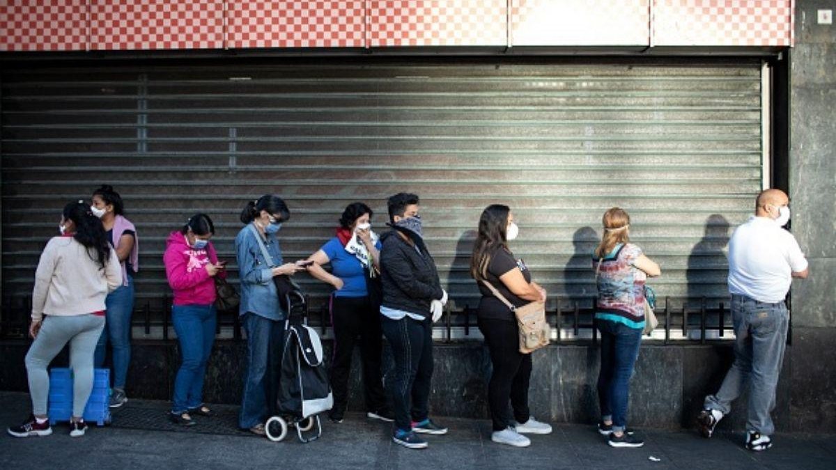 Mulher utilizando máscara para se proteger no metro - Getty Images