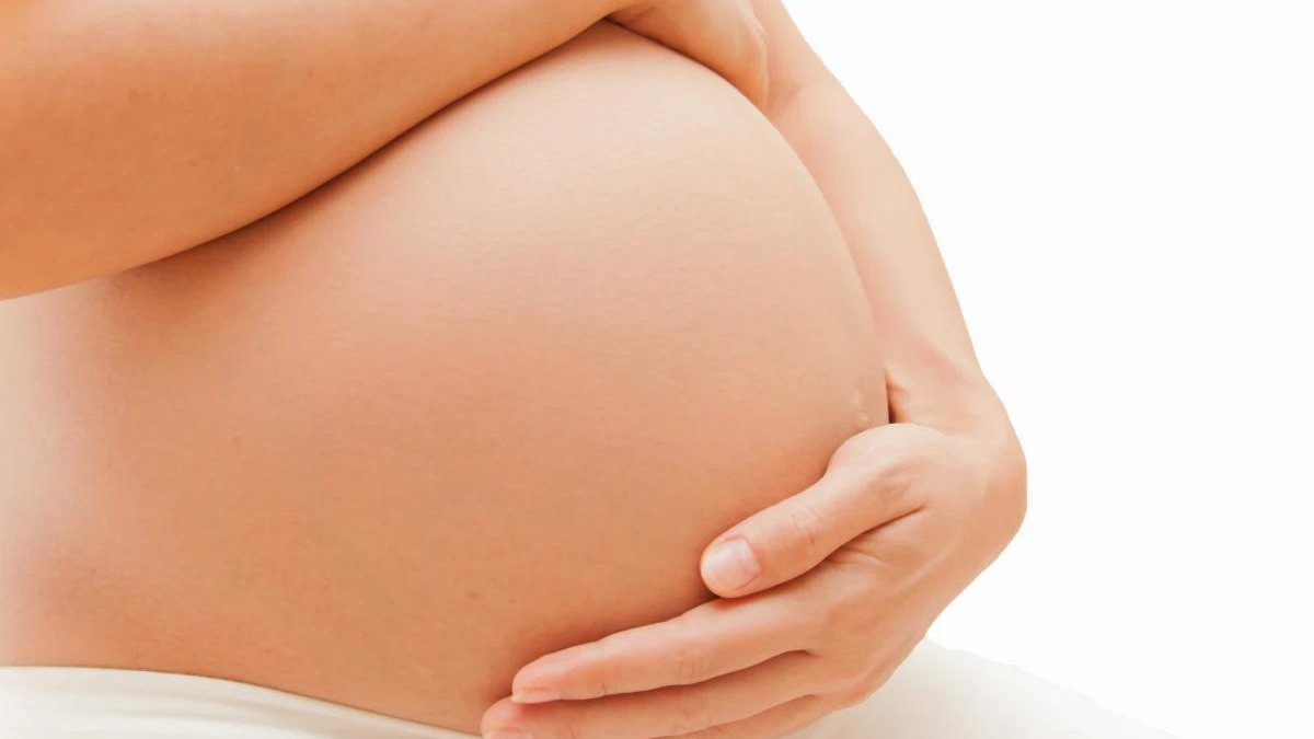 Mulher compra o enxolval inteiro pensando que teria uma menina e descobre que estava grávida de um menino na reta final da gravidez - Reprodução/The Sun