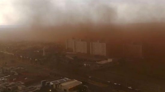 A nuvem de poeira assustou moradores da região de Ribeirão Preto, SP - Reprodução/ G1