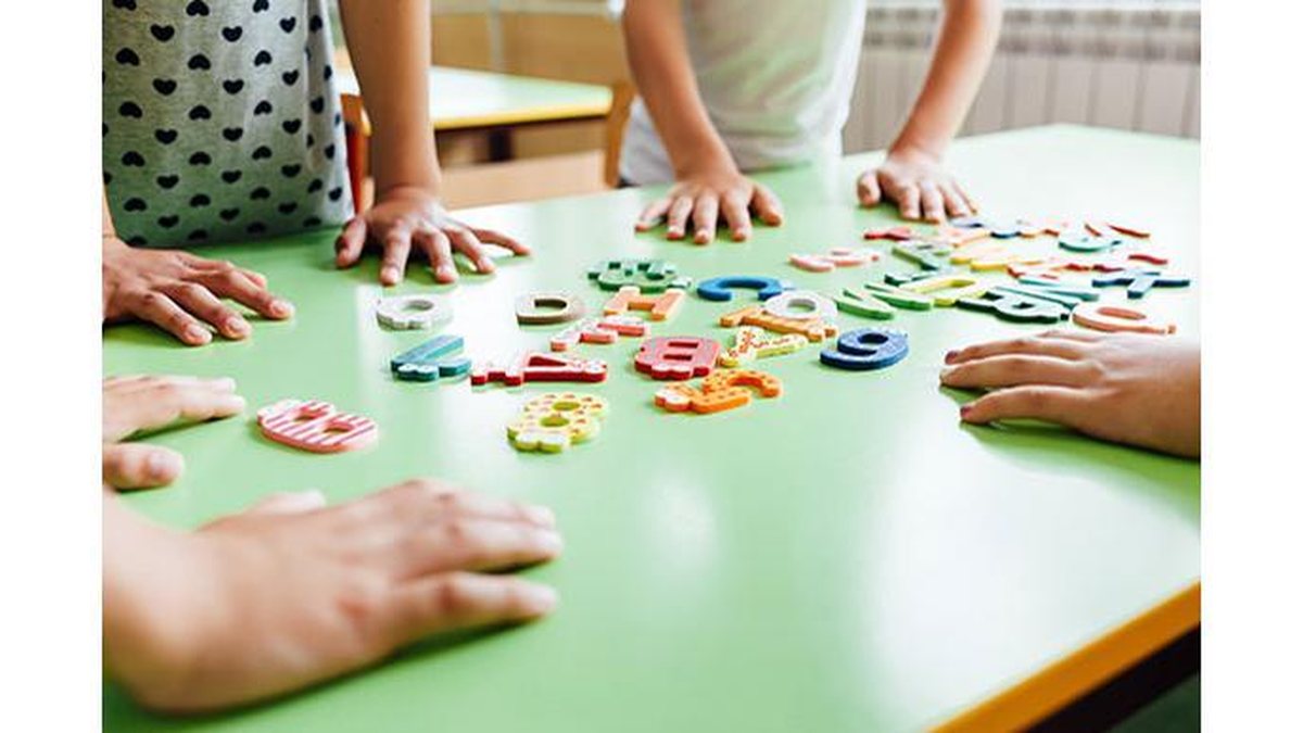 Diversas famílias têm enfrentado o desafio da volta às aulas junto com as escolas - Shutterstock