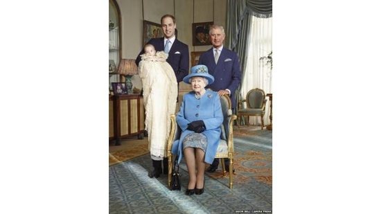 Imagem Batizado do príncipe George é marcado por foto histórica com os sucessores à coroa