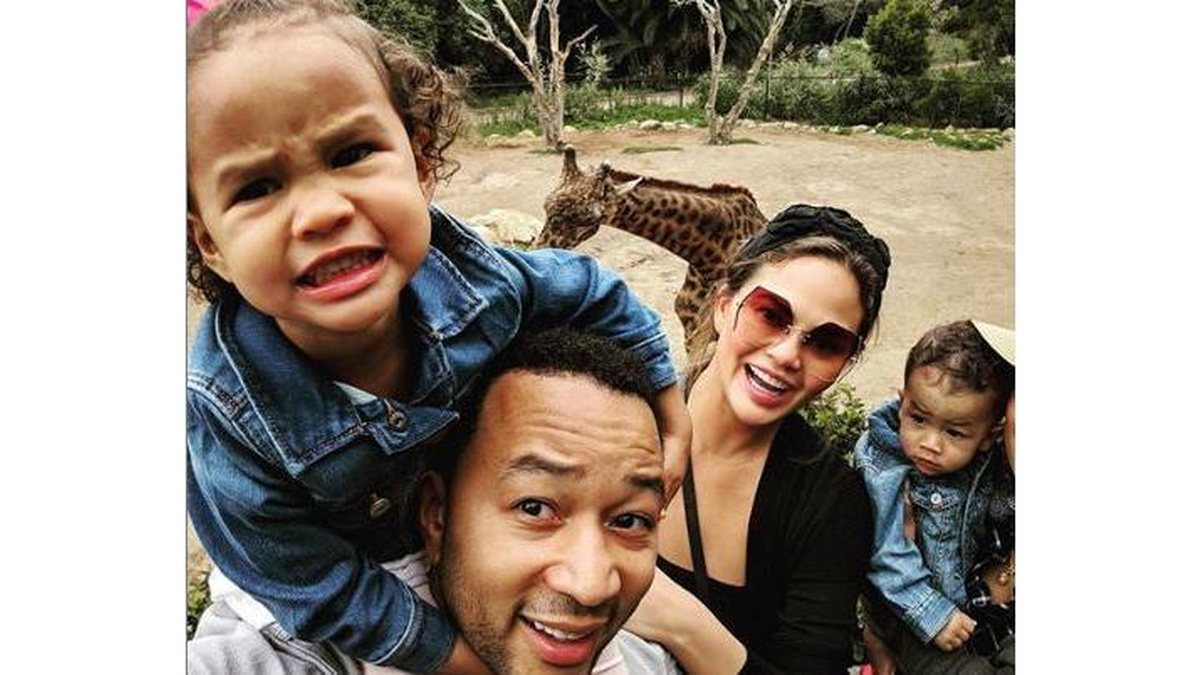 Chrissy Teigen e a família (Foto: Reprodução / Instagram 