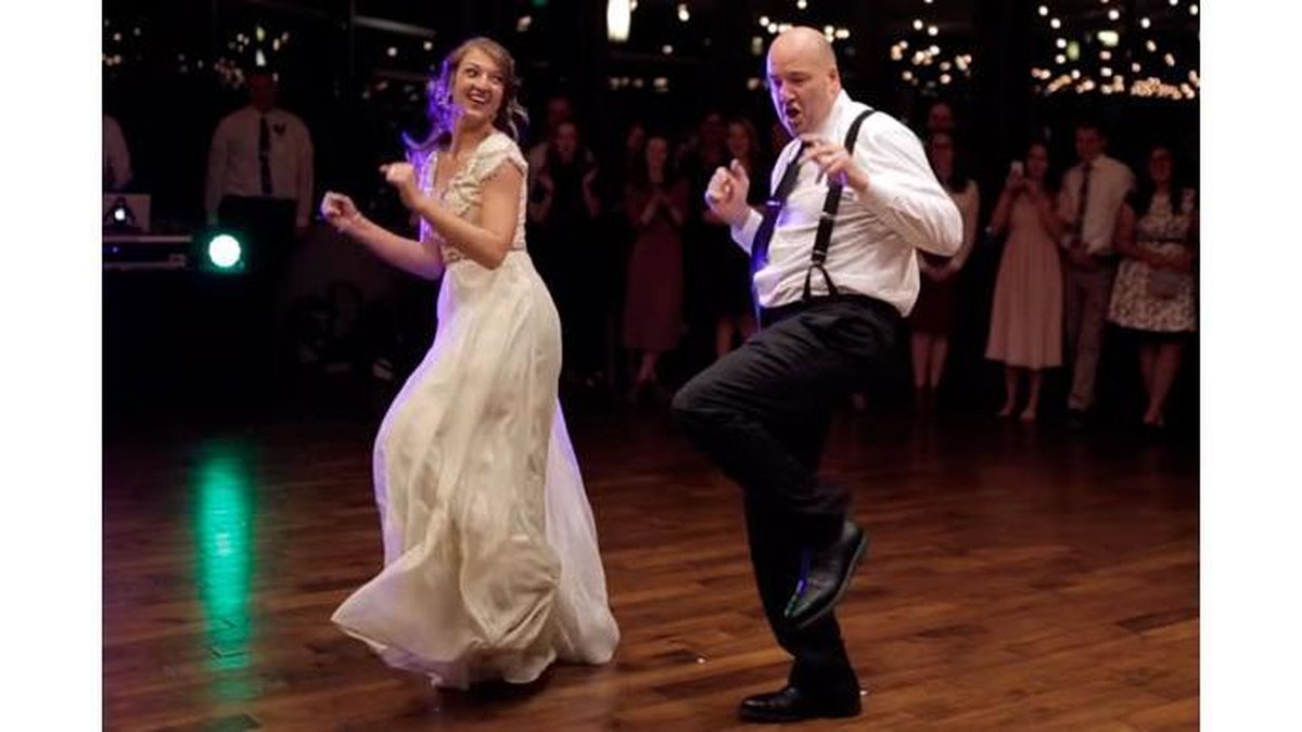 Imagem Este pai surpreendeu a todos com uma dança pra lá de diferente no casamento da filha