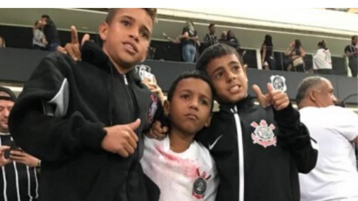 Meninos vão à Arena Corinthians pela primeira vez - Arquivo Pessoal/ Reprodução: Razões para acreditar