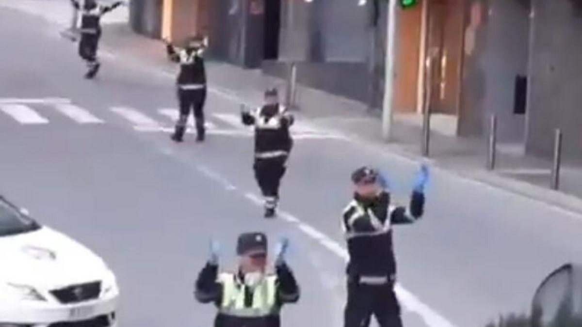 Policiais cantam na rua da Espanha - reprodução Youtube