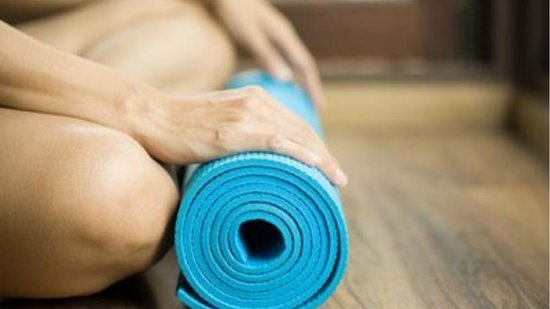 Fazer yoga traz diversos benefícios para a gravidez - iStock