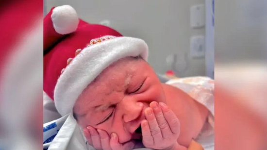Bebês ganham roupas de natal de enfermeiras em hospital - Reprodução/Instagram @hospitaldeluziania