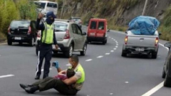 Policial viraliza ao encontrar a melhor forma de tranquilizar criança durante acidente - reprodução Twitter