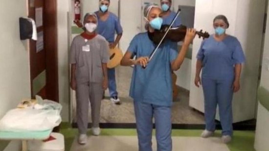 Hospital faz serenata para pacientes - Reprodução/ Facebook