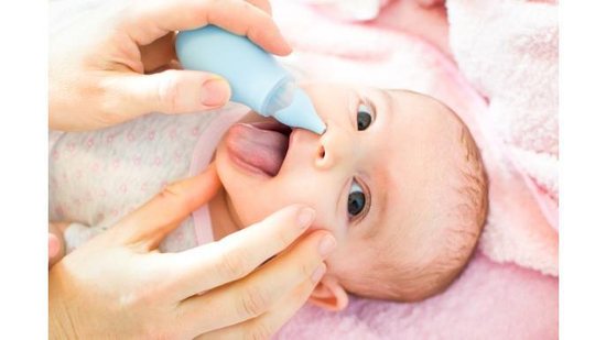 A limpeza nasal ajuda a desobstruir o nariz do bebê - Shutterstock