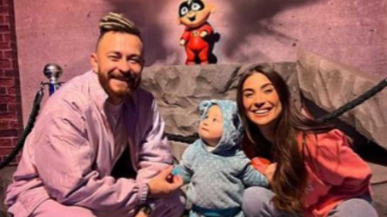 Bianca e Cris aparecem abraçados em Mundo Pixar - Reprodução/Instagram/@bianca