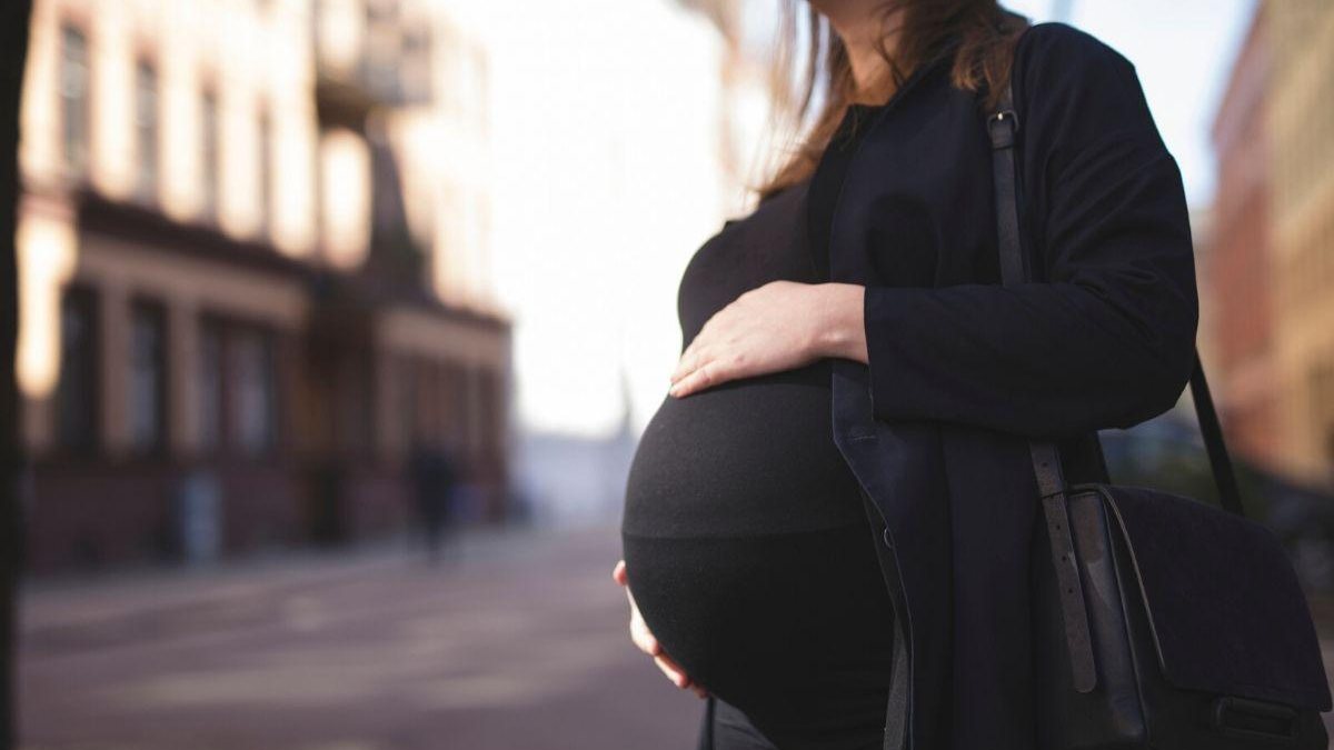 O número de mulheres grávidas abaixo dos 30 anos diminuiu - Getty Images