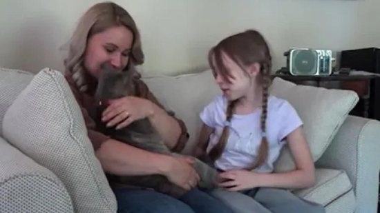 Agnessa se reencontrou com seu gato, Arsenii - Reprodução/ Youtube