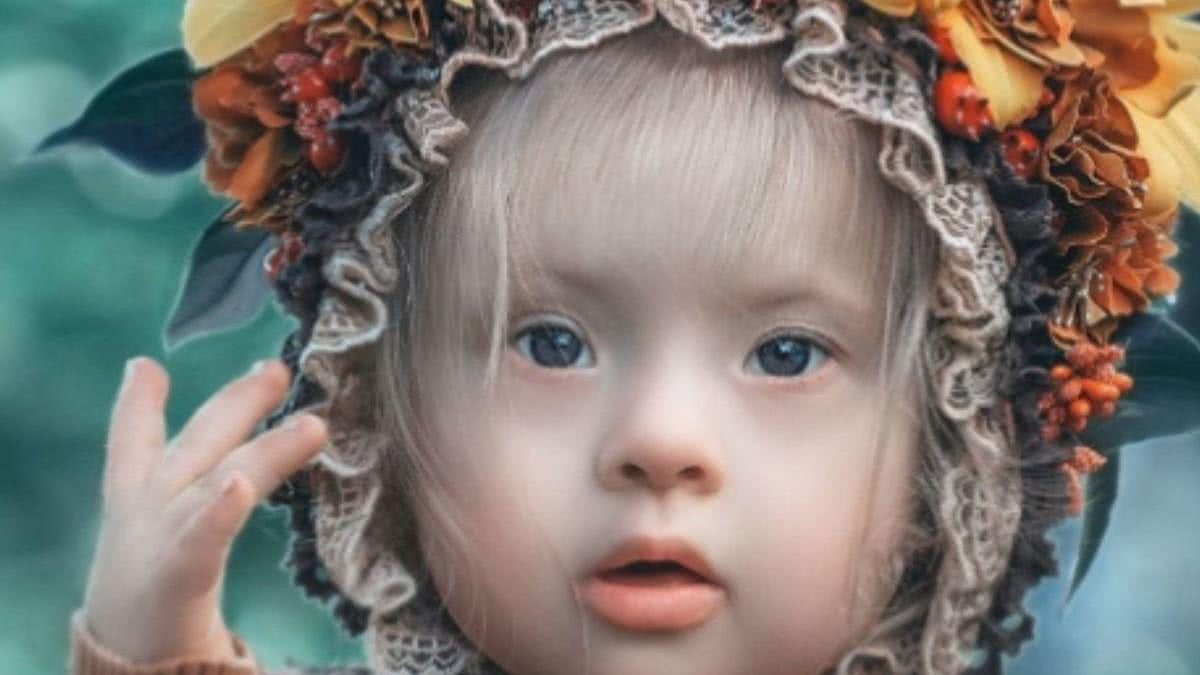Bebê com Síndrome de Down chama a atenção por ensaio de fotos - Reprodução / Instagram / @soren_sov