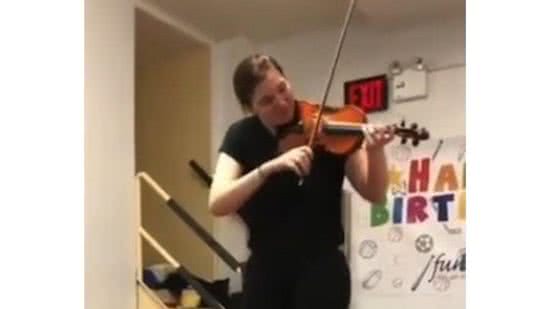 A reação do bebê ouvindo o violino pela primeira vez foi encantadora - Reprodução/ Instagram