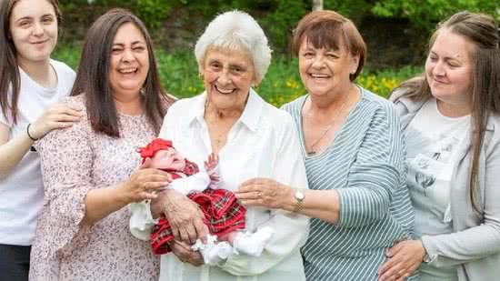 Uma mulher comemorou por poder reunir seis gerações da família - Shutterstock