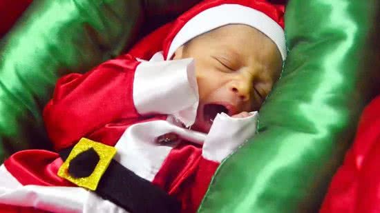 Bebês vestidos de Papai Noel na maternidade - Reprodução/ G1/Kleide Teixeira/Secom-JP