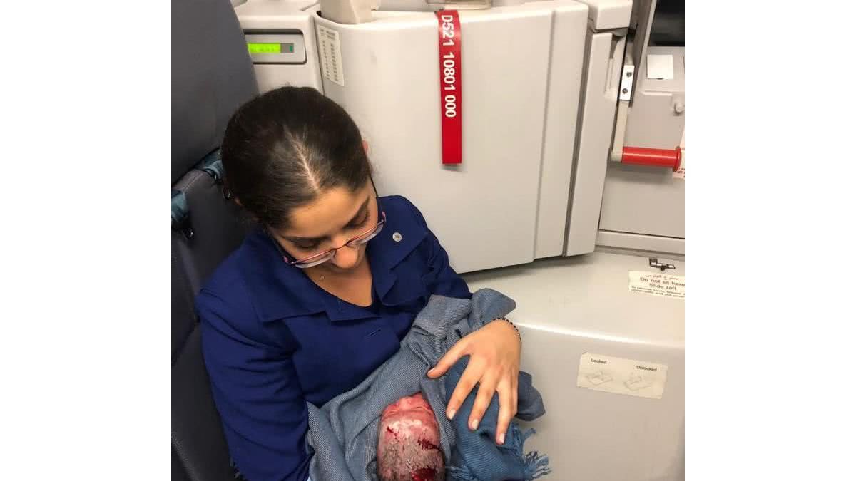 Mãe dá à luz durante o voo. - Reprodução: Facebook
