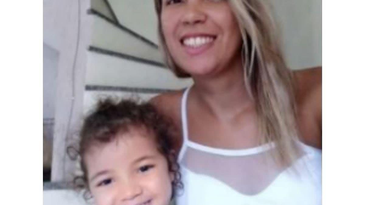 Bruna com a família e a filha Letícia,de 3 anos - reprodução/ Facebook