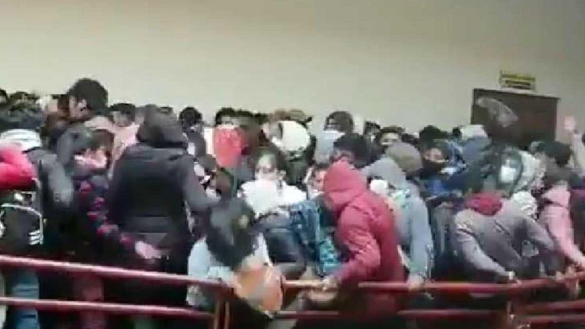Oito estudantes caíram do quarto andar de uma universidade boliviana - Reprodução / YouTube