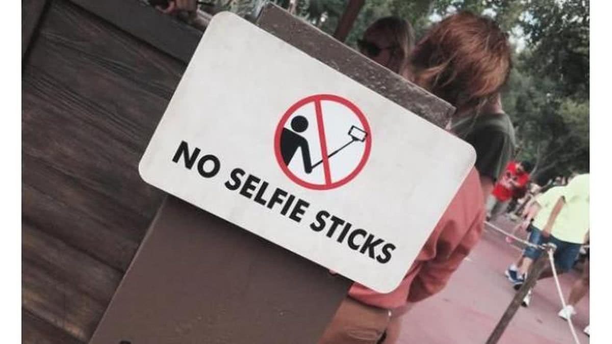 Imagem Disney proíbe uso de “pau de selfie” em brinquedos