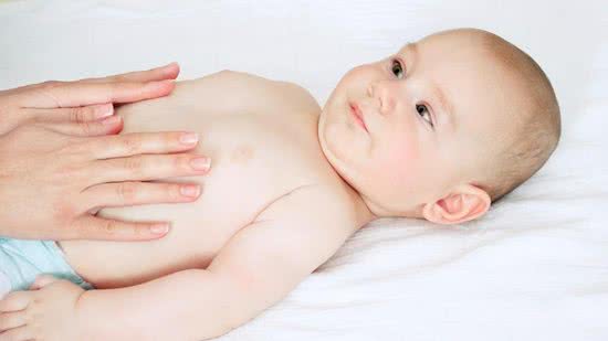 A shantala proporciona um contato pele a pele e traz uma série de benefícios para o bebê - iStock