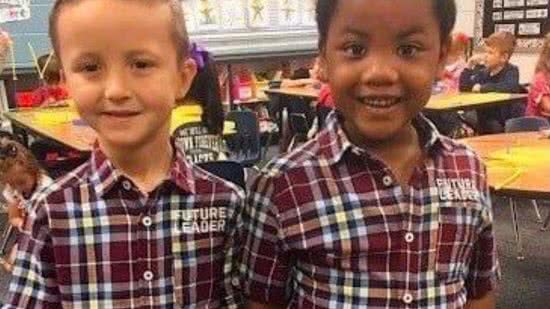 A mãe de Myles publicou nas redes a foto do “Dia dos gêmeos” na escola do filho - Reprodução Facebook