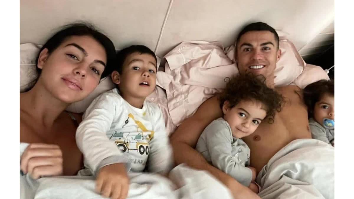 Cristiano Ronaldo apresentando a recém-nascida - Reprodução/Instagram