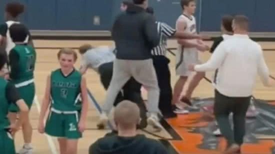O vídeo mostra a cena em que o pai ataca o árbitro idoso - Reprodução Twitter @davenewworld_2