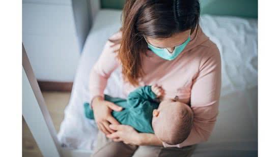 Mães podem ser separadas de bebês, caso apresentem sintomas de covid-19 - Getty Images