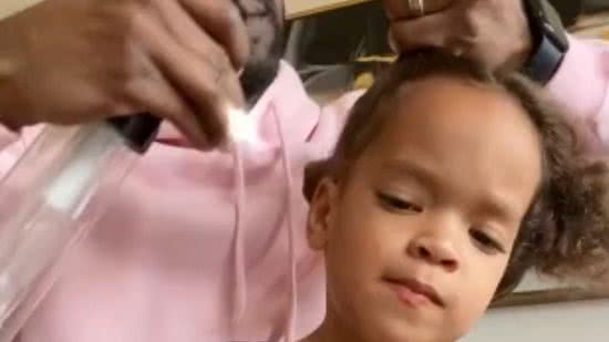 Pai chama a atenção da internet ao fazer penteado na filha em homenagem ao mês da história negra - Reprodução / TikTok / @terrell.and.jarius