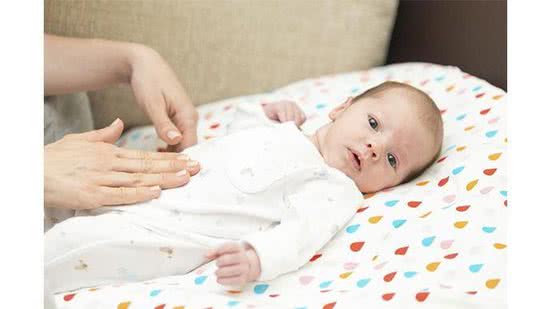 A massagem oferece um maior vínculo durante o contato com o bebê - Shutterstock