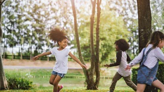 70% das crianças com desenvolvimento típico se envolvem em movimentos repetitivos e aparentemente sem propósito - Reprodução / Parents