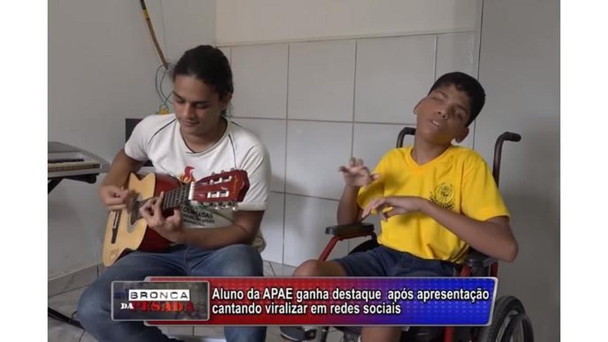 Menino com deficiência emociona ao cantar música do Dj Alok - Reprodução / Vídeo Bronca Pesada